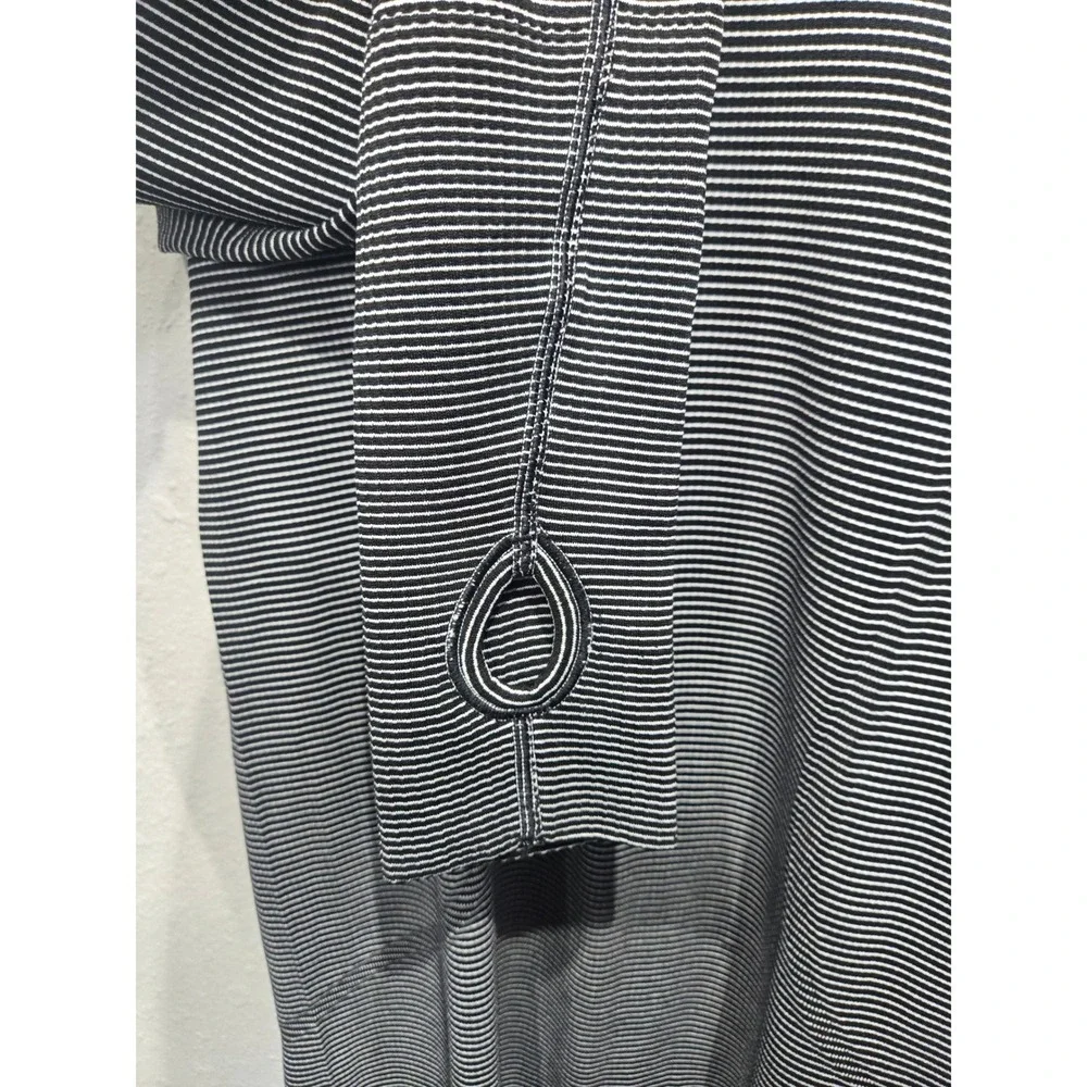 Lululemon Swiftly Tech Long Sleeve Women Size 8 Black White Striped Thumbholes‎